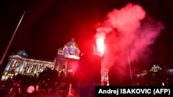 Demonstranti sa bakljama ispred Skupštine Srbije, 7. jul