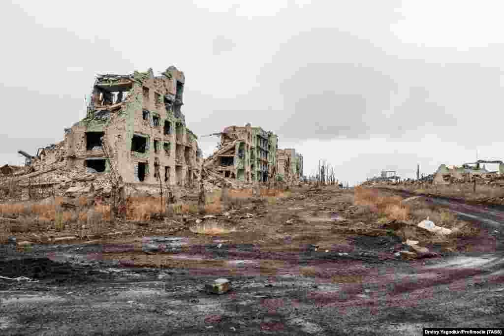 Руїни будівель у Мар'їнці, сфотографовані 4 грудня 2024 року. Українська фотографка Олена Гром кілька разів відвідувала Мар'їнку з 2017 року під час конфлікту з російськими гібридними силами. Вона розповіла Радіо Свобода: «Містечко було невеликим, тому всі знали один одного, але місцеві жителі виходили на вулицю лише вдень»