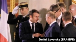Orsýetiň prezidenti Wladimir Putin we onuň fransuz kärdeşi Emmanuel Makron telefonda gürleşdi.
