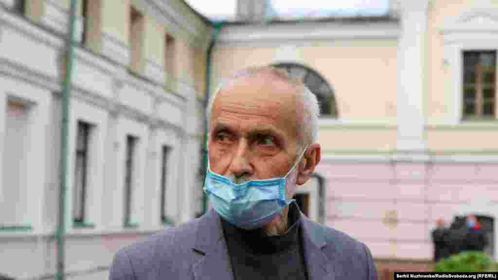 Музей Івана Гончара на своїй сторінці повідомив: «Сталося незаконне вторгнення правоохоронних органів до споруди музею. Без рішення суду». «Представники ДБР заблокували вхід і перешкоджають потраплянню директора до приміщення музею, зокрема до зали із виставкою. Слідчі увірвалися до будівлі, зламавши вхідні двері. Директор музею Петро Гончар подав заяву до поліції щодо пошкодження майна», – заявили в музеї