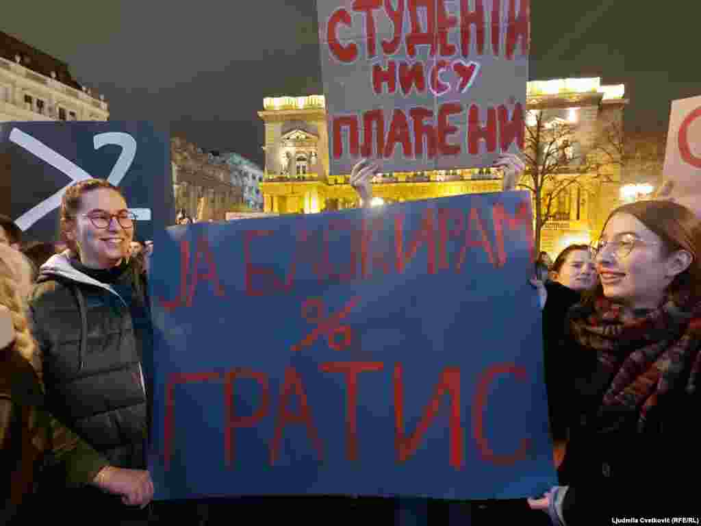 Jedan od studentskih odgovora predsedniku Srbije Aleksandru Vučiću koji ih optužuje da protestima i blokadama pokušavaju da "ruše vlast", i da su za to "plaćeni malo spolja (iz inostranstva), malo iznutra". Vučić, međutim, nije pružio dokaze za svoje tvrdnje. (Ispred Predsedništva Srbije, 11. decembar 2024.) 