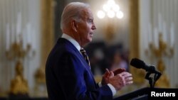 Байден назвав це критичним моментом, сказавши, що Путін «робить ставку» на те, що США відступлять