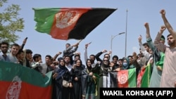 کابل کې د استقلال ۱۰۲مې کالیزې په تړاو افغانانو د افغانستان ملي بیرغ نیولی دی. ۲۰۲۱، ۱۹م اګست