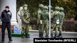 Російські військові в Сімферополі в 2014 році