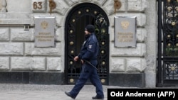 Поліцейський біля російського посольства у Берліні, 26 березня 2018 року. Німеччина оголосила про вислання чотирьох російських дипломатів на знак солідарності з Британією