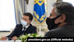 Президент України Володимир Зеленський (ліворуч) і державний секретар США Ентоні Блінкен. Київ, 6 травня 2021 року 