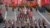 Российские военнослужащие маршируют колоннами на военном параде на Красной площади. Москва, 9 мая 2025 года