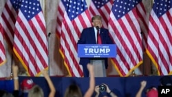 Bivšeg predsjednika Donalda Trumpa pozdravljaju pristalice dok najavljuje treću kandidaturu za predsjednika u Mar-a-Lagu u Palm Beachu, Florida, utorak, 15. novembra 2022. (AP Photo/Rebecca Blackwell)