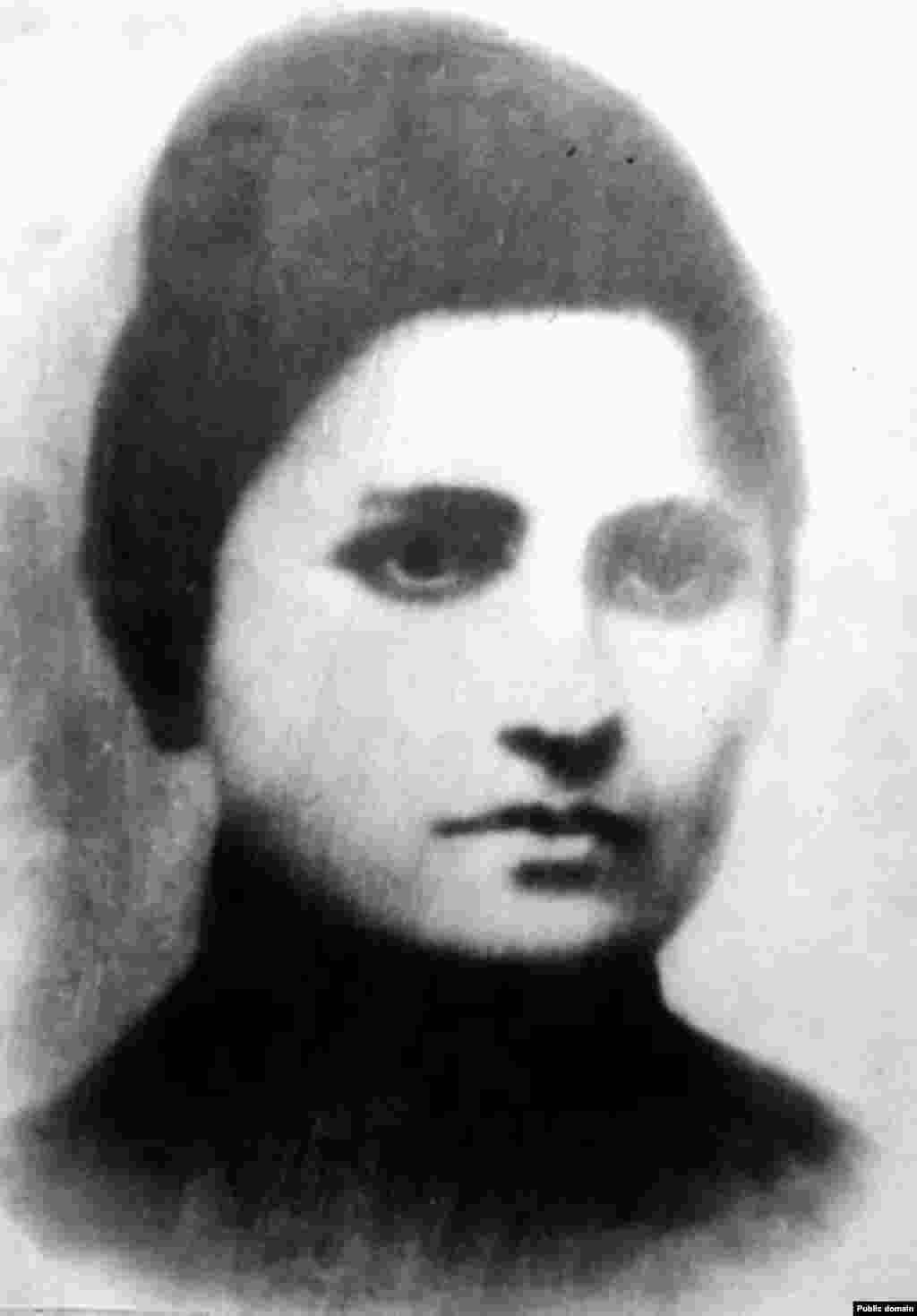 Перша дружина Сталіна, Катерина «Като» Сванідзе (1885-1907). Фото зроблене в 1904 році. Вони одружились у Тбілісі в 1906 році і мали одного сина, Якова Джугашвілі, який народився у 1907 році. Катерина померла від туберкульозу в 1907 році. Більшість членів її родини, включно з сестрою та братом, були розстріляні під час Великого терору 1930-х років. Яків Джугашвілі був радянським офіцером-артилеристом під час Другої світової війни. Потрапив в німецький полон у 1941 році. Після відмови Сталін обміняти сина, Яків помер в німецькому полоні за невідомих обставин у квітні 1943 року. 