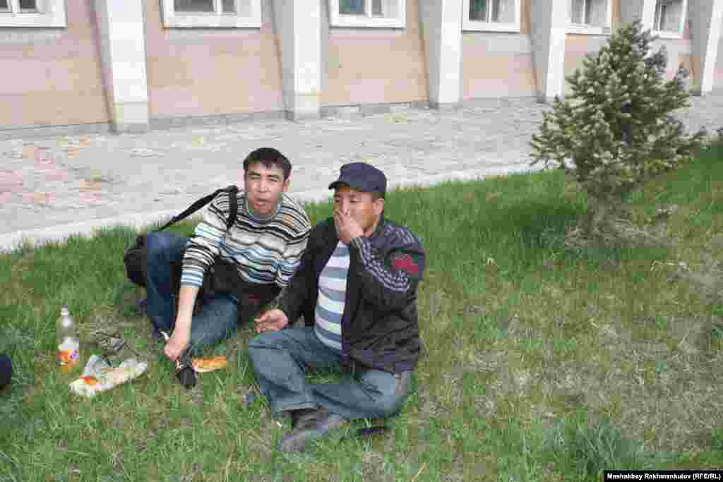 Ошондогу "Азаттыктын" кабарчысы Жанар Акаев.