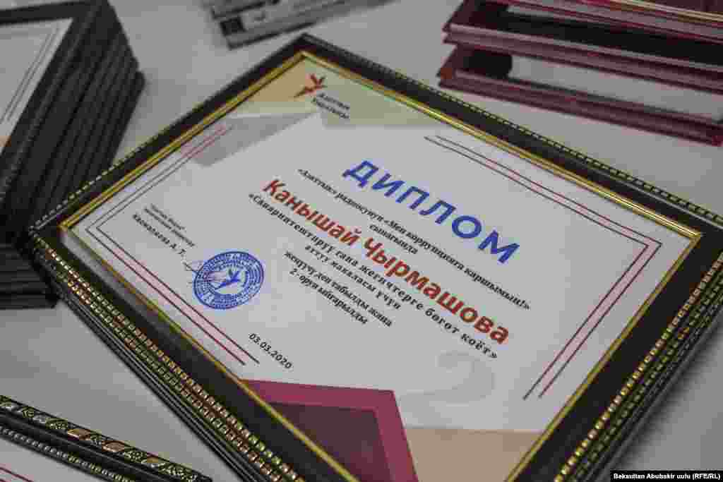 Жеңүүчүлөргө "Азаттык" радиосунун атынан дипломдор тапшырылды. 