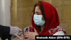 په کراچۍ کې يوې ښځې ته واکسين لګېږي.