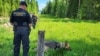 Finski graničari i njihov pas Nita patroliraju finsko-ruskom granicom koju obilježava uska čistina u šumi u blizini sela Hoilola, u istočnoj Finskoj, 5. juna 2024.