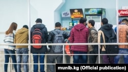 Кыргызстанда окуган чет өлкөлүк студенттер. Иллюстрациялык сүрөт.
