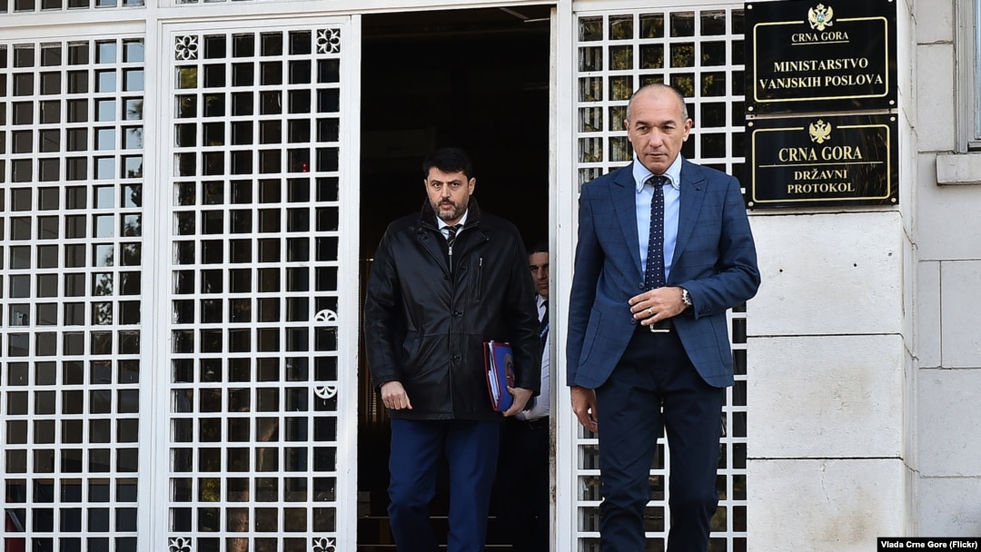 Ambasador Srbije u Crnoj Gori Vladimir Božović izlazi iz Ministarstva vanjskih poslova u Podgorici, nakon susreta sa generalnim sekretarom Miodragom Kankarašem, 3. januara 2019.