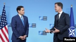 ABŞ-nyň döwlet sekretary Marko Rubio (çepde) Brýusselde NATO-nyň baş sekretary Mark Rýutte bilen gepleşýär. 3-nji aprel