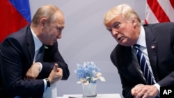 Доналд Тръмп (вдясно) и Владимир Пътин, 2017 г.