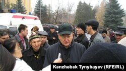 Оппозиционный политик Алтынбек Сарсенбаев в окружении журналистов на похоронах Заманбека Нуркадилова. 15 ноября 2005 года. Через три месяца Сарсенбаев был убит вместе с двумя помощниками.