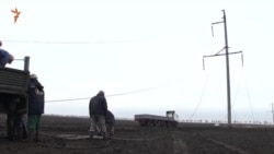 Активистлар Чаплынкада электр үткәргечләрне төзәтүне күзәтә