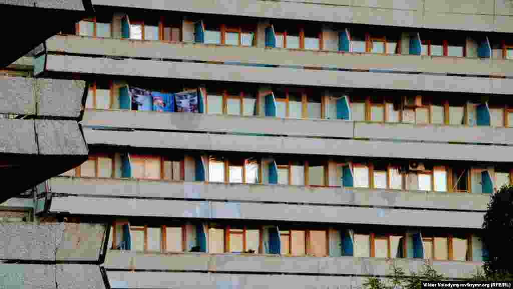 Пансіонат – одне з небагатьох місць в Піщаному, що працює в таку пору року. Судячи з рушників на балконі, там є відпочиваючі. Правда, зовнішній вигляд будівлі залишає бажати кращого