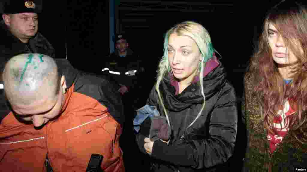Oksana Shachko (sağda), Inna Shevchenko (mərkəzdə) və Aleksandra Nemchinova Elsk şəhərində xəstəxanada jurnalistlərlə söhbət edirlər. 20 dekabr 2011