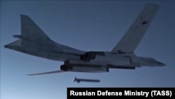 Надзвуковий стратегічний бомбардувальник-ракетоносець Ту-160 під час пуску ракети після вильоту з авіабази Енгельс ВКС РФ в рамках тренування з управління стратегічними наступальними силами. Росія, Саратовська область, 9 грудня 2020 року