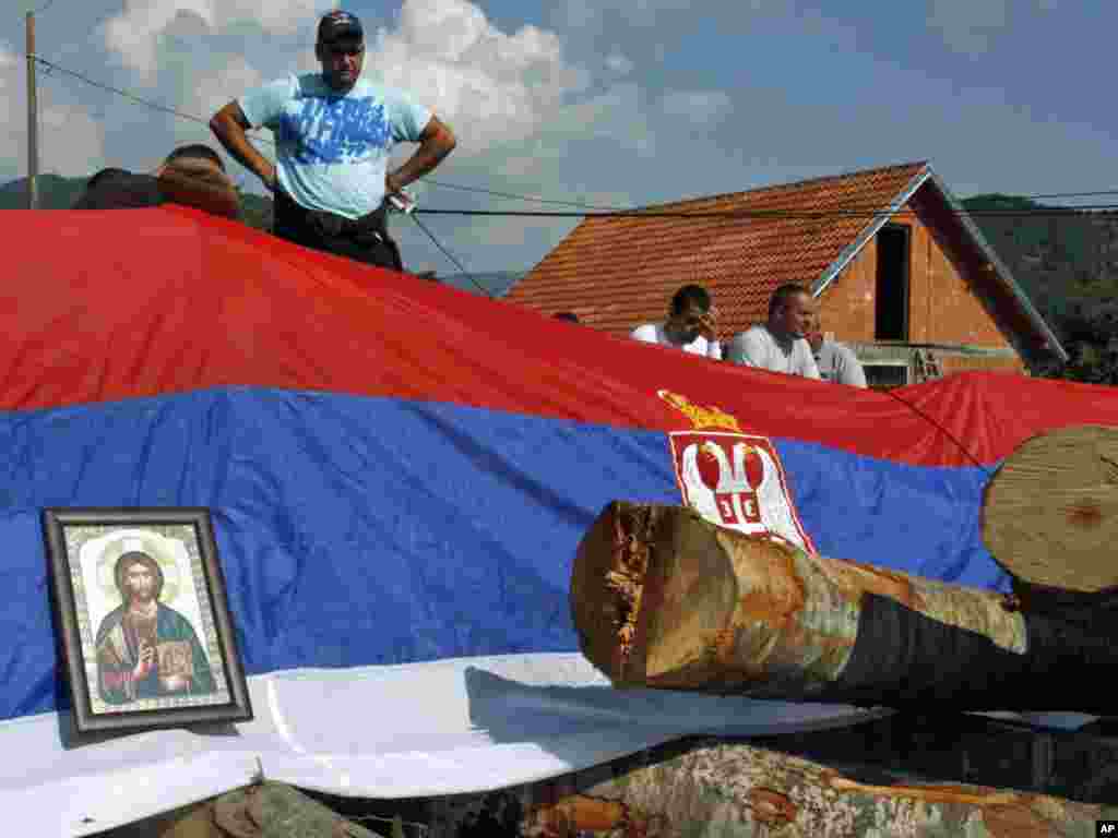 Barikada na cesti u blizini sela Župče, 01.08.2011. Foto: AP / Zveki