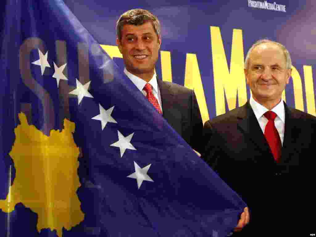Premijer i predsednik Kosova, Hašim Tači i Fatmir Sejdiu pokazali su zastavu nezavisnog Kosova tokom konferencije za novinare u Prištini. 17. februar 2008.