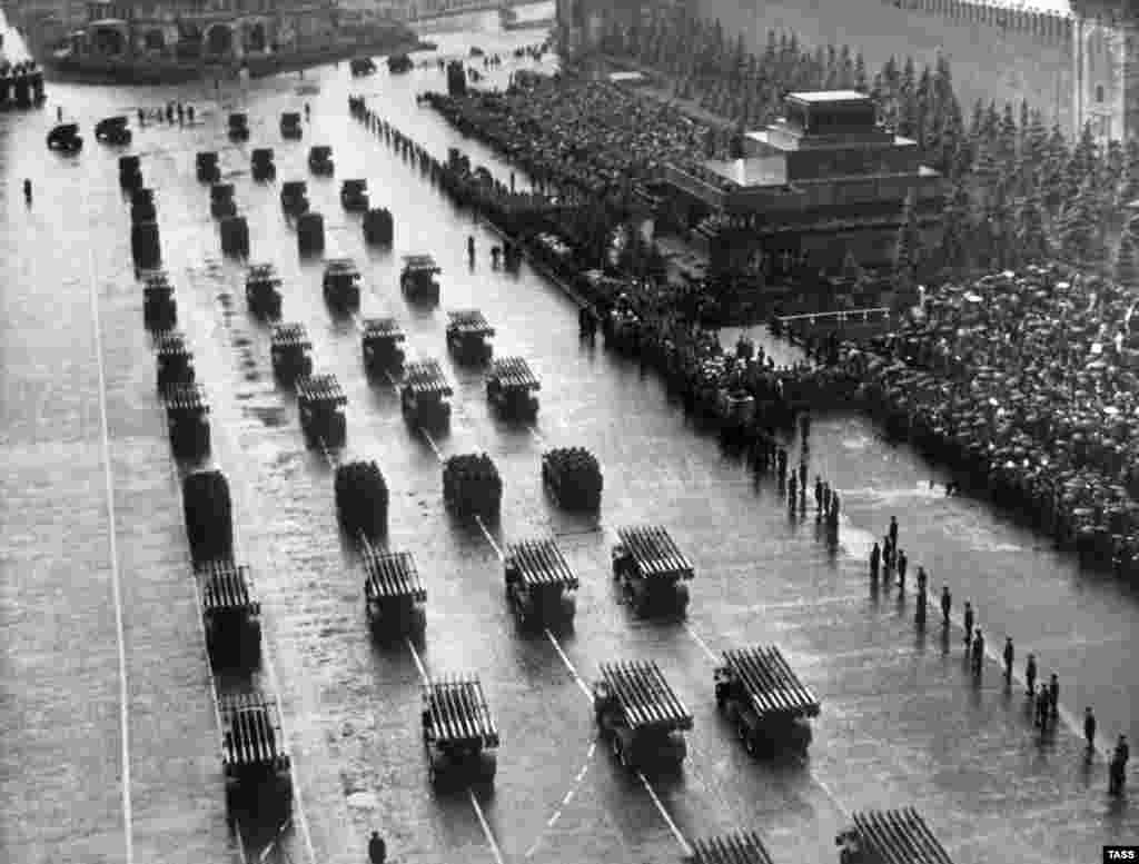 &Yacute;ewropada ikinji jahan urşy tamamlanandan birn&auml;&ccedil;e hepde soň, 1945-nji &yacute;ylyň i&yacute;un a&yacute;ynda raketa at&yacute;an en&ccedil;eme harby ulag Gyzyl me&yacute;dan&ccedil;adan ge&ccedil;ip bar&yacute;ar.
