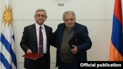 Встреча президента Армении Сержа Саргсяна (слева) с президентом Уругвая Хосе Мухика в Монтевидео, 9 июля 2014 г․