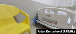 Rupa u zidu bolničke sobe zamaskirana je medicinskim mantilom.