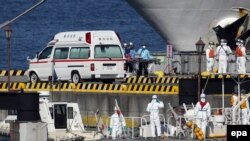 Медперсонал и сотрудники береговой охраны у круизного лайнера Diamond Princess. Япония, 5 февраля 2020 года.