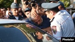 Полиция задерживает граждан, 17 июля 2016 г․