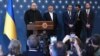 Ukrajinski ministar odbrane Rustem Umerov (lijevo), koji je predvodio delegaciju, pridružio se zamjeniku ministra vanjskih poslova Serhiju Kyslytsi (drugi s lijeva) i članu delegacije Oleksandru Bevzu (desno) na konferenciji za novinare u Istanbulu 2. juna.