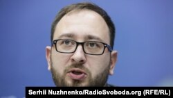 Адвокат Микола Полозов заявив, що такі дії є порушенням міжнародного права щодо військовополонених