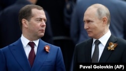 Архівне фото. Очільник Росії Володимир Путін (праворуч) і тодішній прем'єр Росії Дмитро Медведєв під час відзначення «Дня перемоги». Москва, 9 травня 2019 року 
