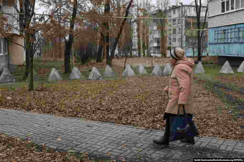 Грудневий ранок, разом із колегою їдемо з Краматорська в Покровськ. У 2022-2023 роках під час відряджень на схід ми жили у Покровську, мікрорайон &laquo;Шахтарський&raquo;. І ти памʼятаєш це місто, яке було глибоким тилом, тут працювали кавʼярні, ресторани, торговельні центри, а тепер спостерігаєш, як воно повільно помирає. Із 2022 року на сході ти бачив&nbsp; багато міст, в які прийшла війна, і як кожне з них помирало. Одні міста помирають швидко, зникаючи зі стрічок новин, інші помирають довго, чіпляючись за життя до останнього&hellip;Сіверськодонецьк, Лисичанськ, Соледар, Бахмут, Часів Яр, Вугледар, Селидове, Курахове &hellip;і села, назви яких говорять лише&nbsp; військовим і воєнним журналістам. Тепер у цьому списку й Покровськ