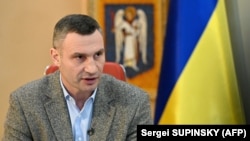 Жителів Києва мер просить неухильно дотримуватися правил комендантської години і не виходити на вулицю до ранку понеділка