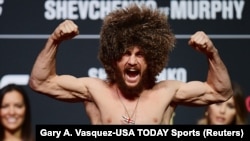 Luptătorul georgian Merab Dvalishvili, în timpul unei cântăriri pentru un eveniment MMA. (fotografie de arhivă)