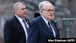 Особистий адвокат президента США Дональда Трампа Руді Джуліані (у центрі кадру)