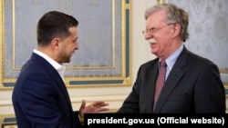 Володимир Зеленський (на фото ліворуч) висловив сподівання, що США зможуть більше залучатися до переговорного процесу стосовно Донбасу