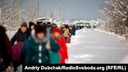 Колона людей йде з «з української» сторони КПВВ «Станиця Луганська» на територію контрольовану бойовиками «ЛНР»