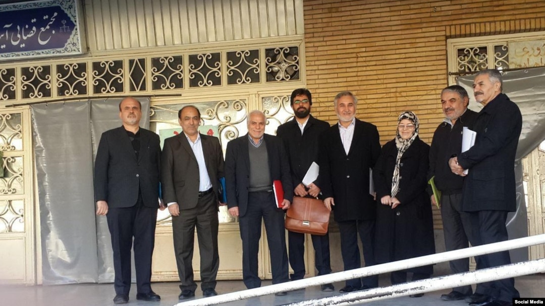 محسن صفایی فراهانی، محمد نعیمی‌پور ، آذر منصوری، محمدرضاخاتمی، حسین کاشفی(نفر ششم از سمت راست)، علی شکوری‌راد، حمیدرضا جلایی‌پور