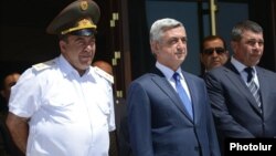 Слева направо: замначальника полиции Левон Ераносян, президент Серж Саргсян, глава полиции Владимир Гаспарян (архивная фотография)