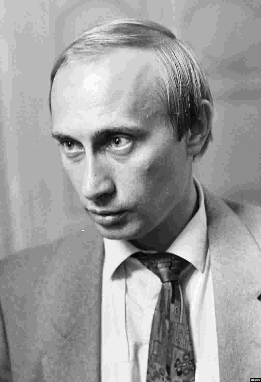 Vladimir Putin, predsedavajući Komiteta za spoljne odnose u Sankt Peterburgu, gleda na Marinsku palatu u Sankt Peterburgu, 20. avgusta 1991. godine 