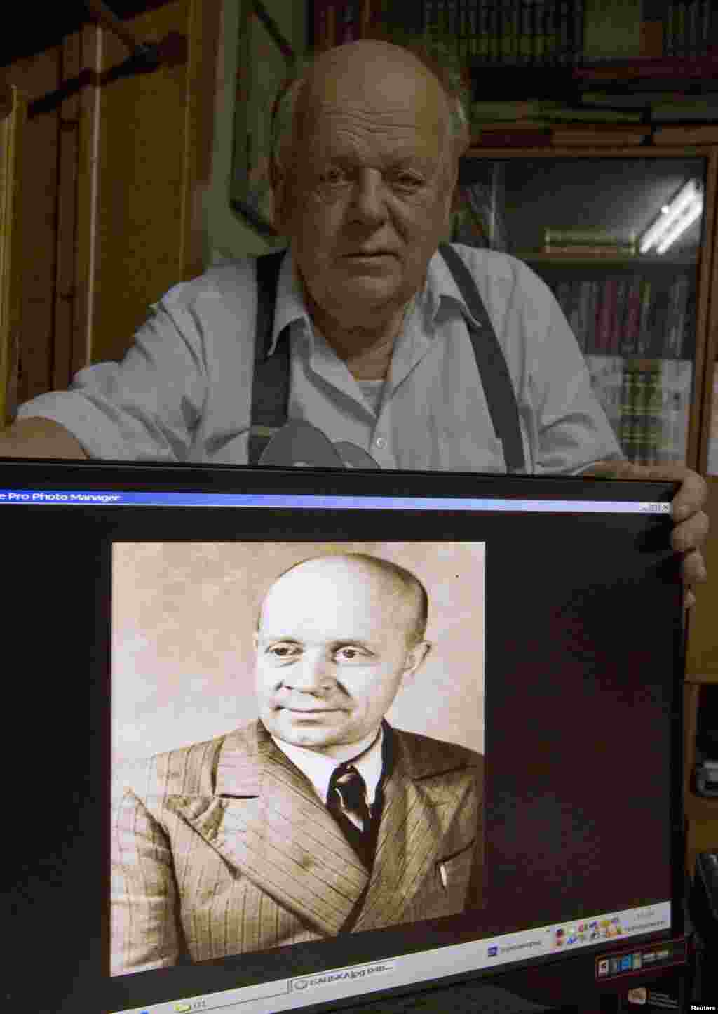 Станислав Шушкевич, первый лидер независимой Белоруссии, с портретом своего отца Станислава. По словам Шушкевича, его отца арестовывали дважды, в 1936 и 1948 годах. Он выжил в лагерях и вернулся домой.