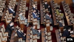 Депутатите заседаваха повече от 12 часа по промените в Закона за мерките и действията по време на извънредното положение