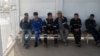 Awtobusa garaşýan işçiler. Arhiwden alnan illýustrasiýa suraty