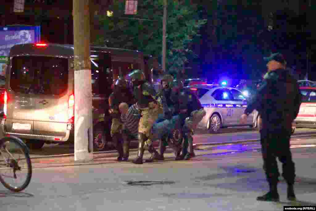 Policija nasilno privodi muškarca u gradu Vitepsku.