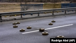 Противотанковые мины, установленные на мосту в городе Буче, который накануне покинули российские военные